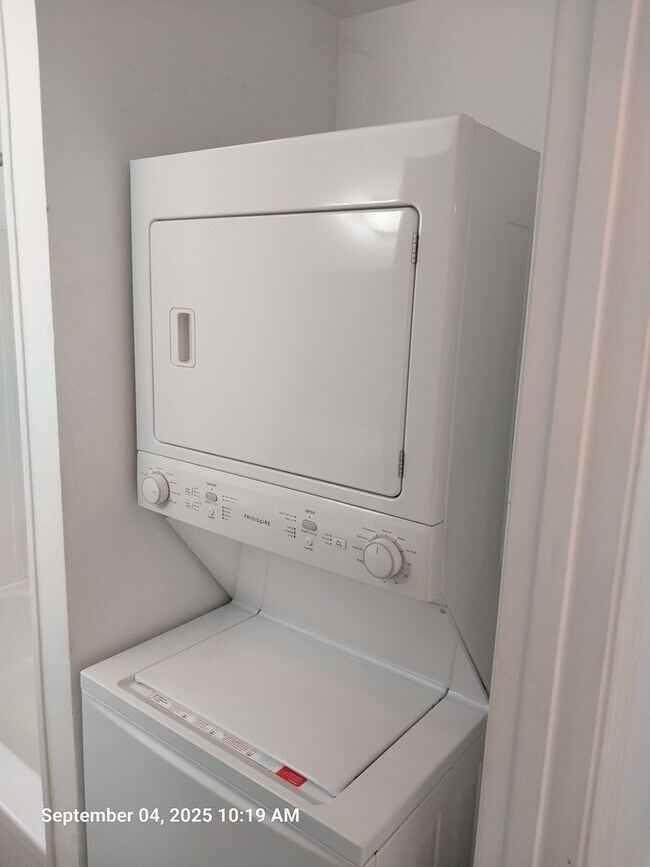 Building Photo - 1011 SE Locust St