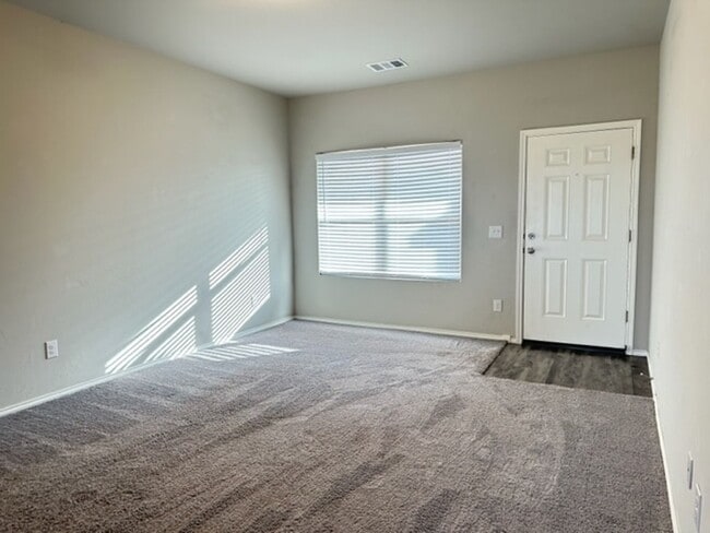 Building Photo - Newer 3 Bedroom/2 Bath Home in Newcastle -...