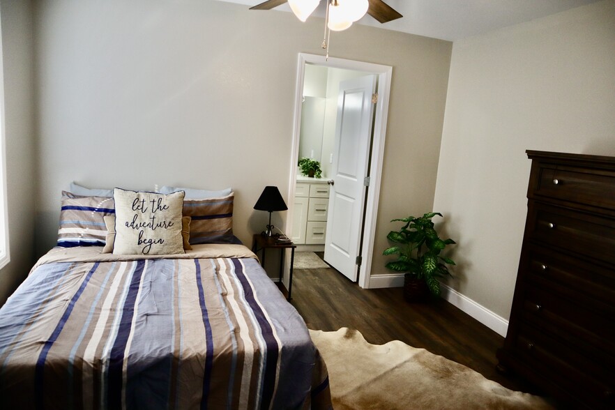 1 of 4 bedrooms - 814 Carson St