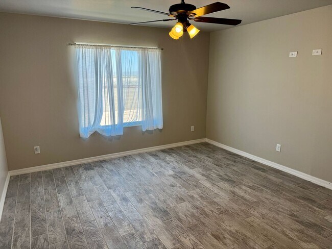 Building Photo - Enjoy the afternoon views in the 3 Bedroom...