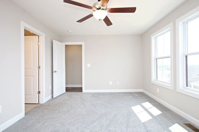 Building Photo - Spacious Cascadia Townhome With Rooftop Te...