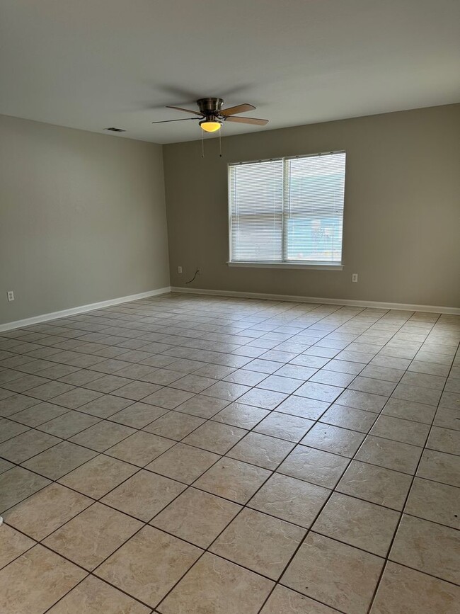 Building Photo - Conveniently Located Duplex in Crawfordville