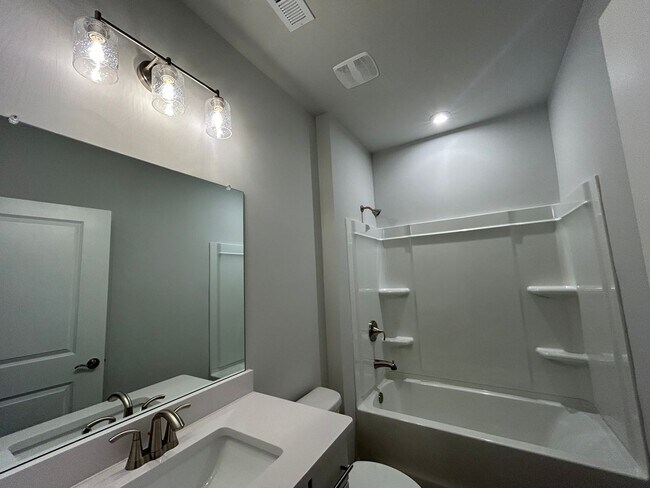 Building Photo - 450 Bandon Wy