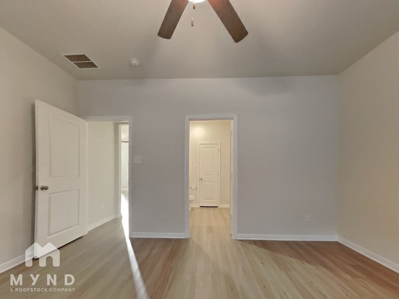 Building Photo - 15442 Maple Ter Dr