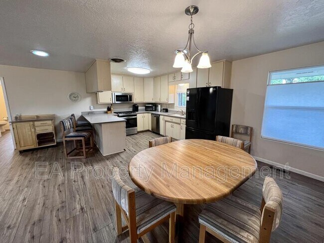 Building Photo - 1424 La Mora Ln SW