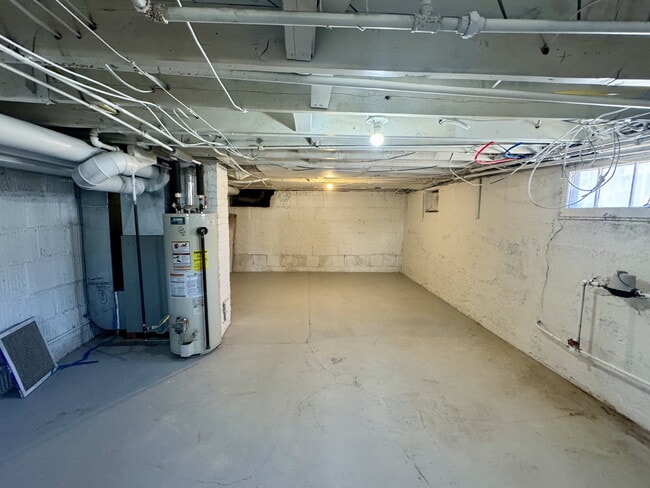 Building Photo - 2 bedroom, 1 bathroom duplex now available on the southside of Ottawa