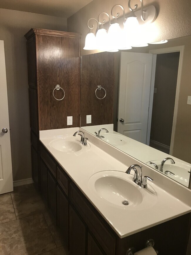 Building Photo - Beautiful 3 Bedroom, 2 Bath Duplex Near Cl...