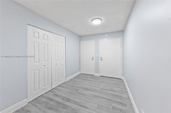 Building Photo - 3680 Inverrary Dr