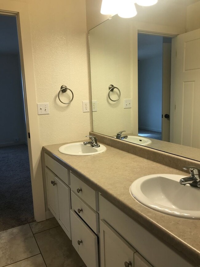 Building Photo - Charming Home Nestled in Springfield - 3 b...