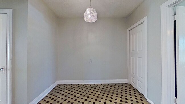 Building Photo - Cozy Upstairs Retreat in Prime San Marco Location!