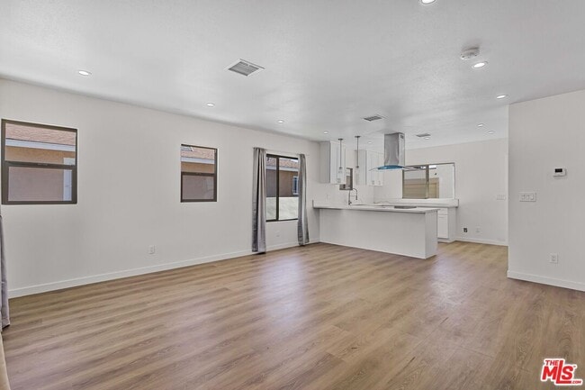 Building Photo - 1622 W 66th St