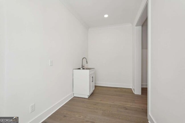 Building Photo - 120 Thome Dr