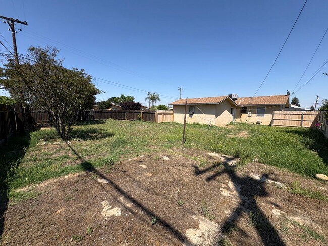 Building Photo - Cozy Home On Spacious Corner Lot Available Now in Dinuba CA!