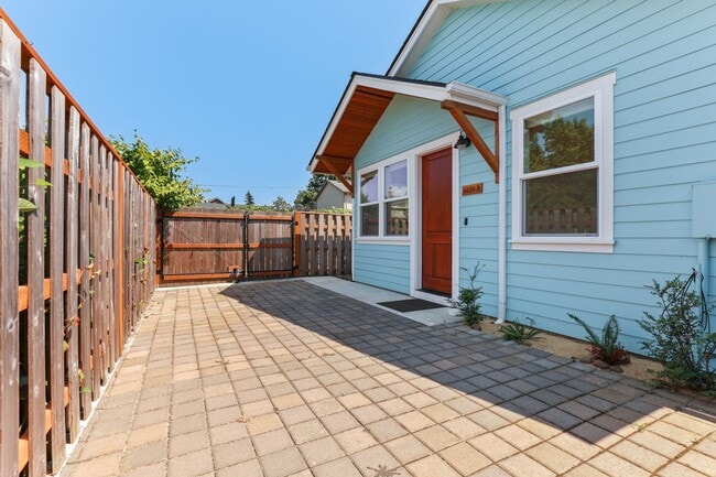 Building Photo - 4030 SE 62nd Ave