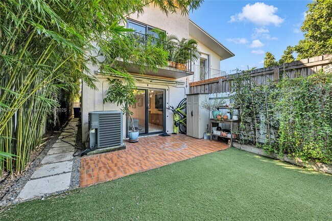 Building Photo - 2965 SW 25th Ter