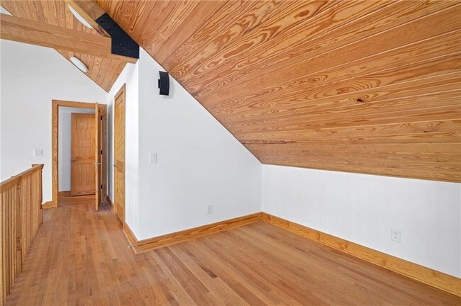 Building Photo - 1008 Courtenay Dr NE