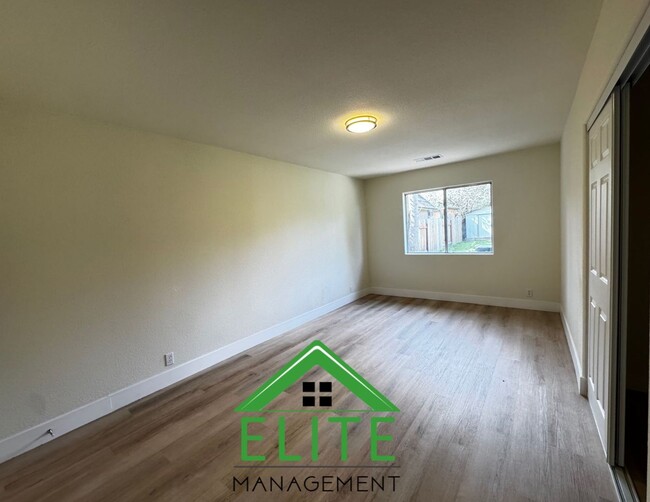 Building Photo - **For Rent: Beautifully Remodeled 3-Bedroo...