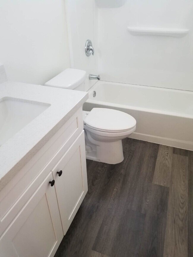 Building Photo - FANTASTIC FIRST FLOOR 2 BEDROOMS AND 1 BATHROOM PLUS PRIVATE BACKYARD