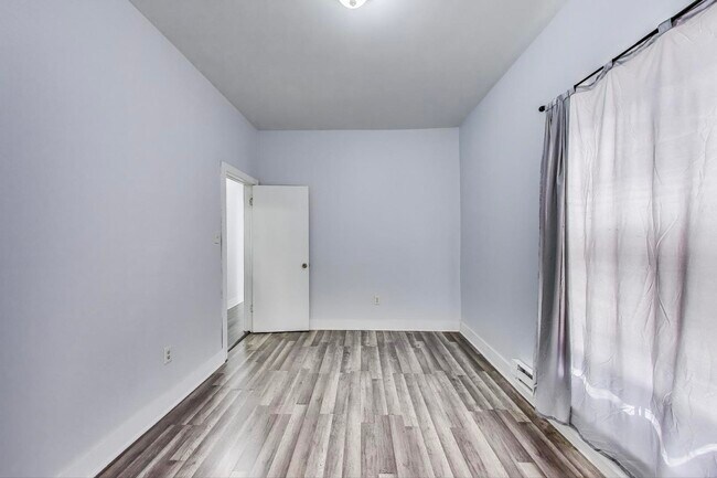 Building Photo - 322 N Lamon Ave