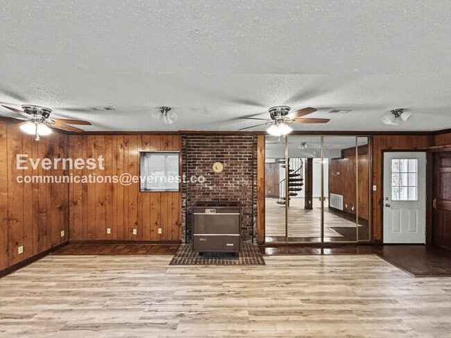 Building Photo - 3 Bed/2 Bath Home with Off-Street Parking / Pet-Friendly / Available Now!