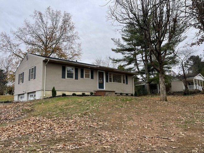 Building Photo - Fully Furnished House in Benton City Limits