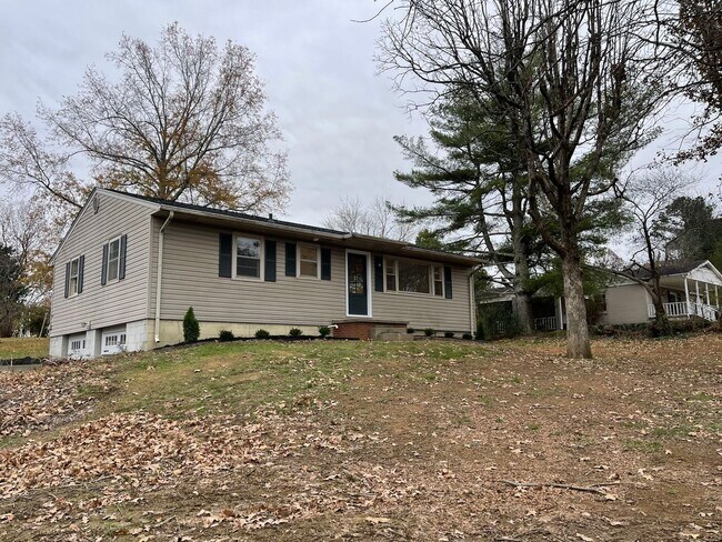 Building Photo - House in Benton City Limits