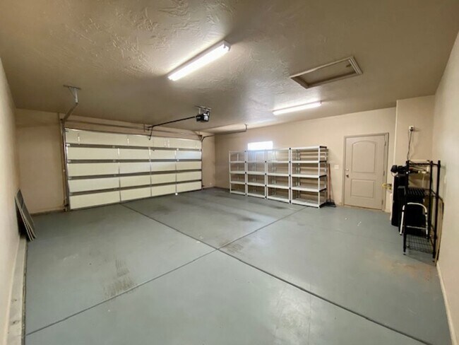 Building Photo - SPACIOUS HURRICANE HOME FOR RENT