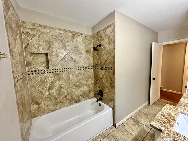 Building Photo - 1926 Laurelwood Dr