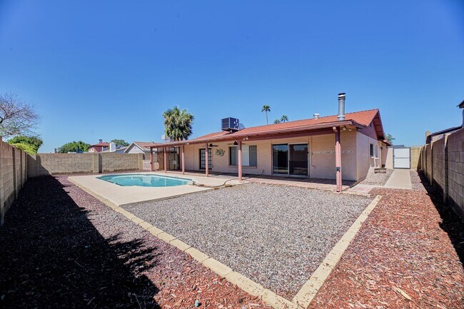 Building Photo - Garden Dr