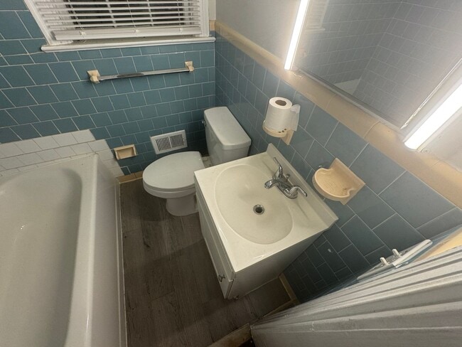 Building Photo - 3 Bedroom House - Excellent value for Bric...