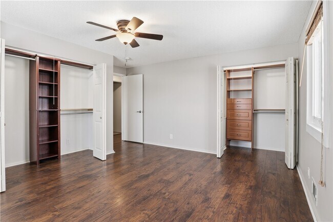 Building Photo - 456 Surrey Hill Way