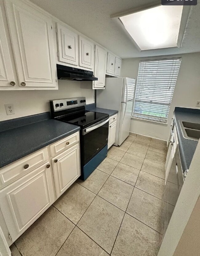 Building Photo - Beautifully Renovated 2-Bedroom, 1.5-Bathroom Townhouse in North St. Petersburg