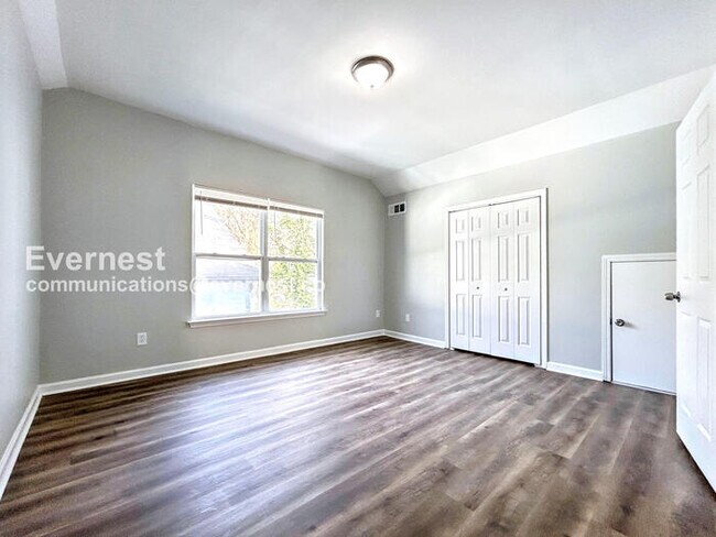 Building Photo - Fast-Track Savings /6 Bed, 3 Bath Home with Fenced Yard & Off-Street Parking / Pet-Friendly / Ava...