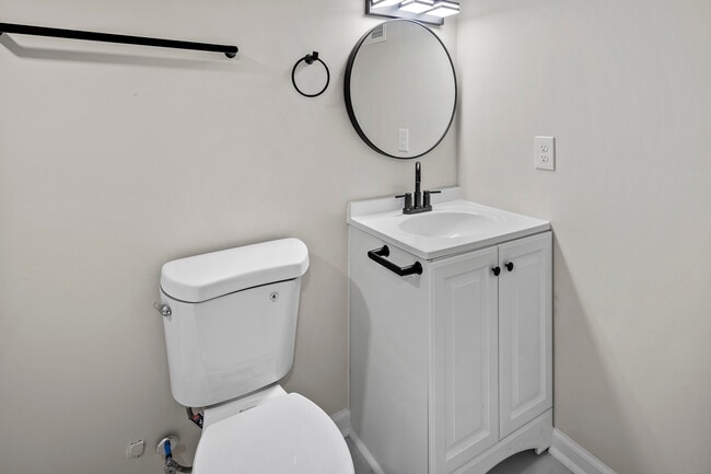 Building Photo - 139 N Lakewood Ave