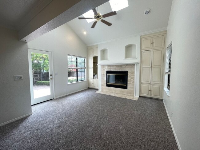 Building Photo - 1095 Robin Cir