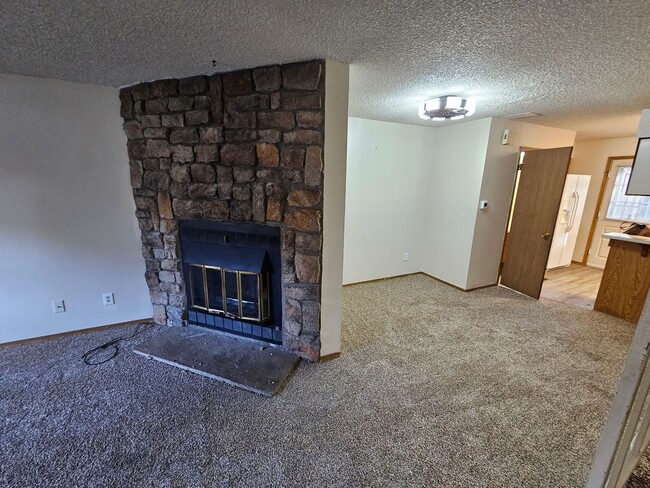 Building Photo - Spacious 2 Bed Townhome w/ Fenced Yard & N...