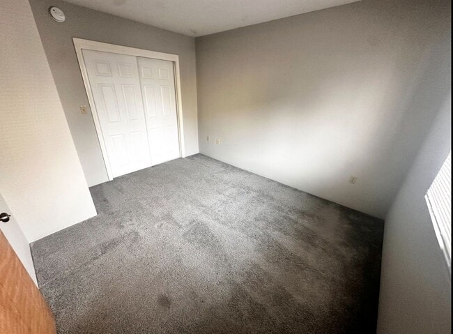 Building Photo - 10 Thompson St