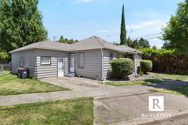 Building Photo - Central Medford Cutie