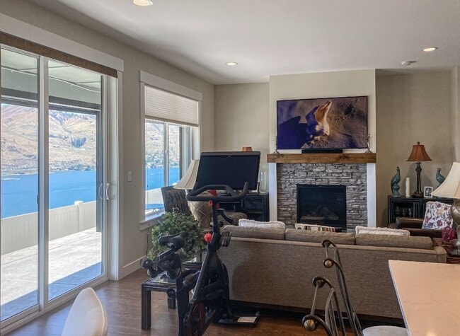 Building Photo - 3 Bedroom, 2 Bath with Spectacular Views o...