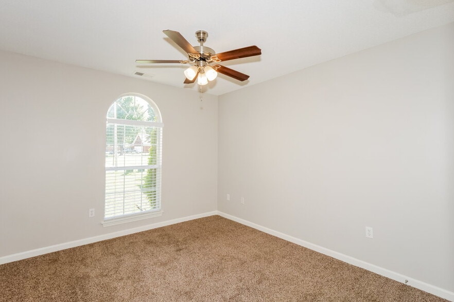 Building Photo - 5733 Fawn Dr