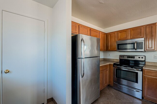 Building Photo - 4 Bedroom home for rent