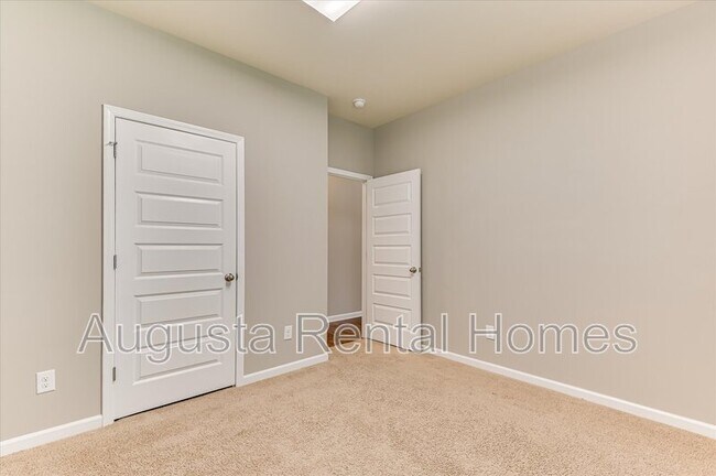 Building Photo - 5060 Vine Ln