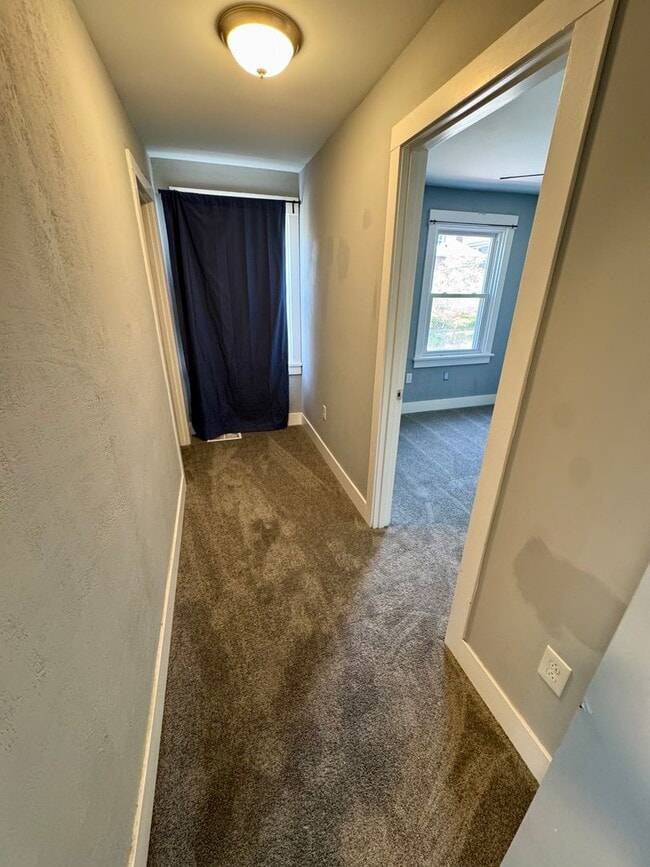 Building Photo - Open Concept 3 Bed 1.5 Bath in Swissville!