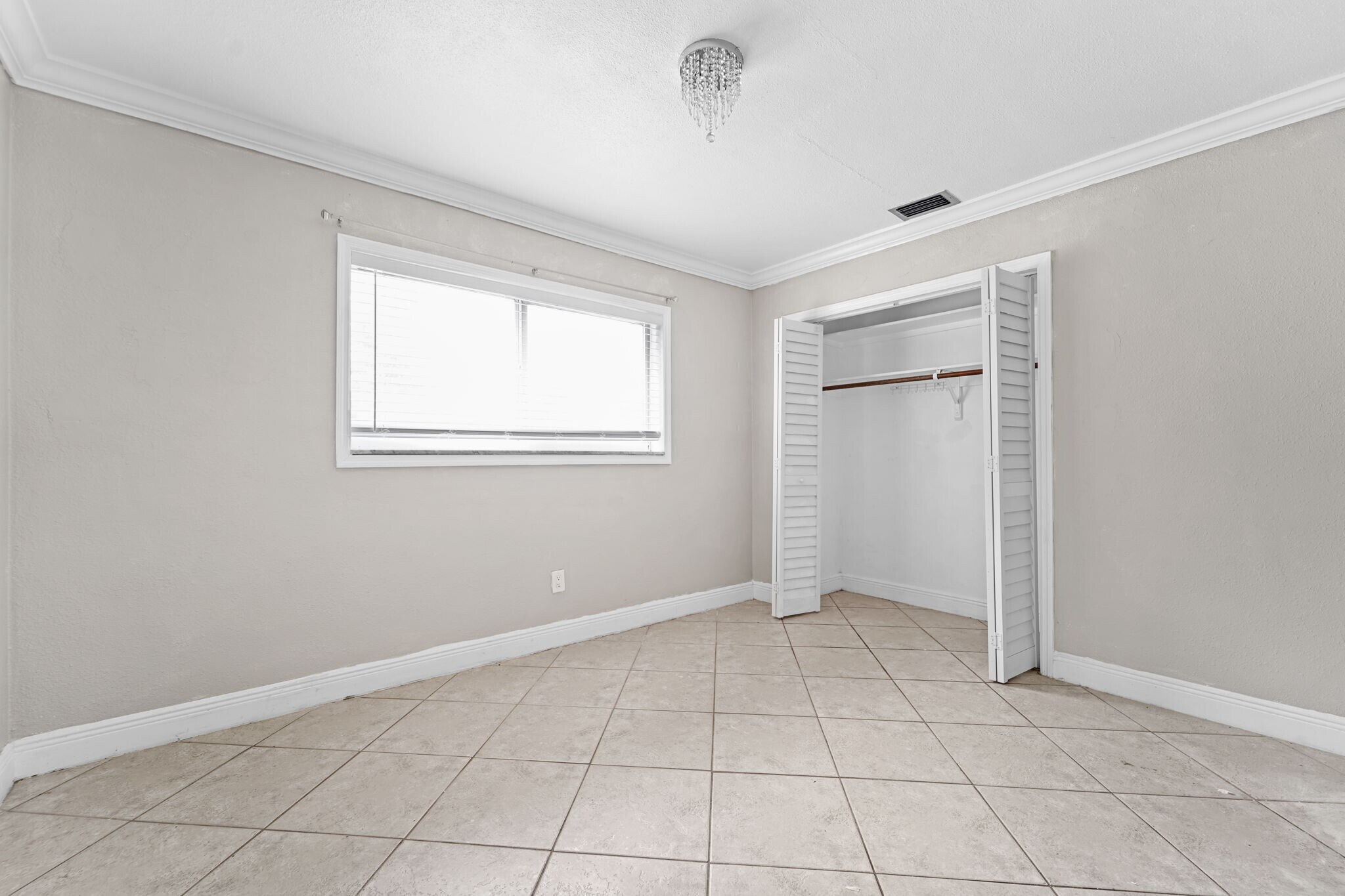 Building Photo - 1345 Drew St