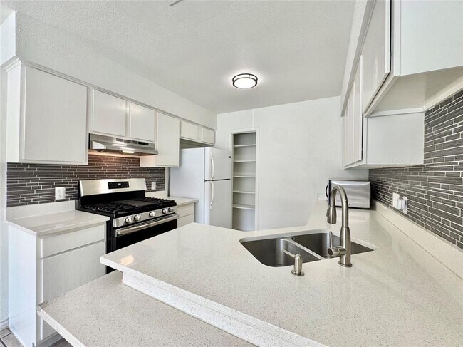 Building Photo - 1423 W Braker Ln