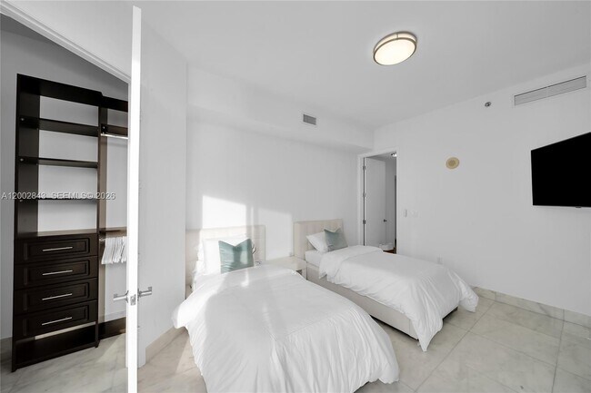 Building Photo - 16001 Collins Ave