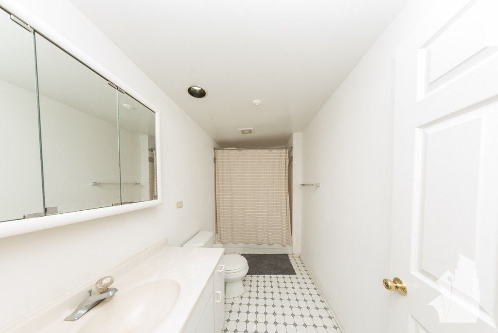 Building Photo - 2318 N Southport Ave