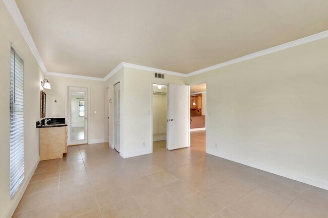 Building Photo - 2840 SW 13th St