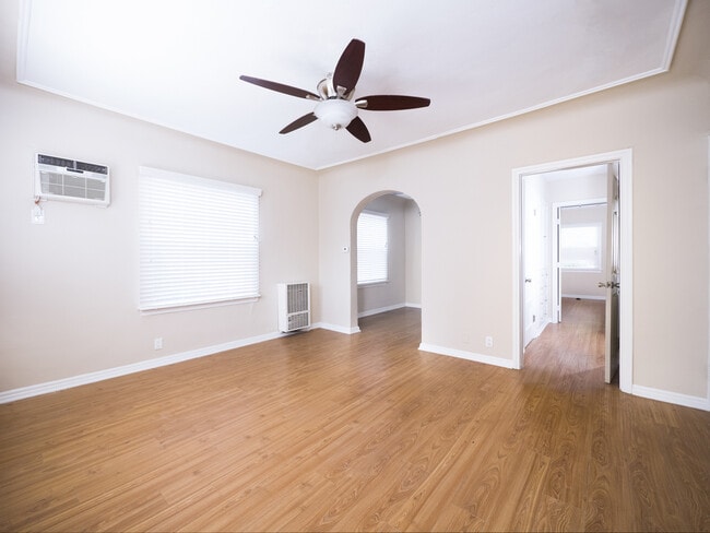 Interior Photo - 5225 De Longpre Ave