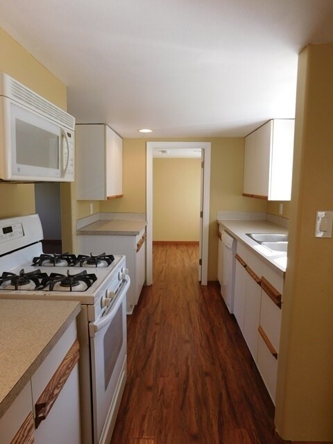 Building Photo - 2Bd/1Ba Single Story House - Available to ...